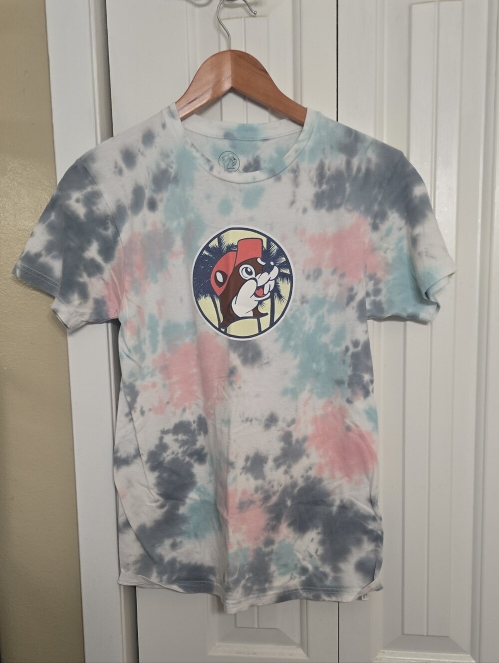 Buc-ee's Adult Small Tie-Dye Short Sleeve Tee in Pastel Blue, Pink & Gray